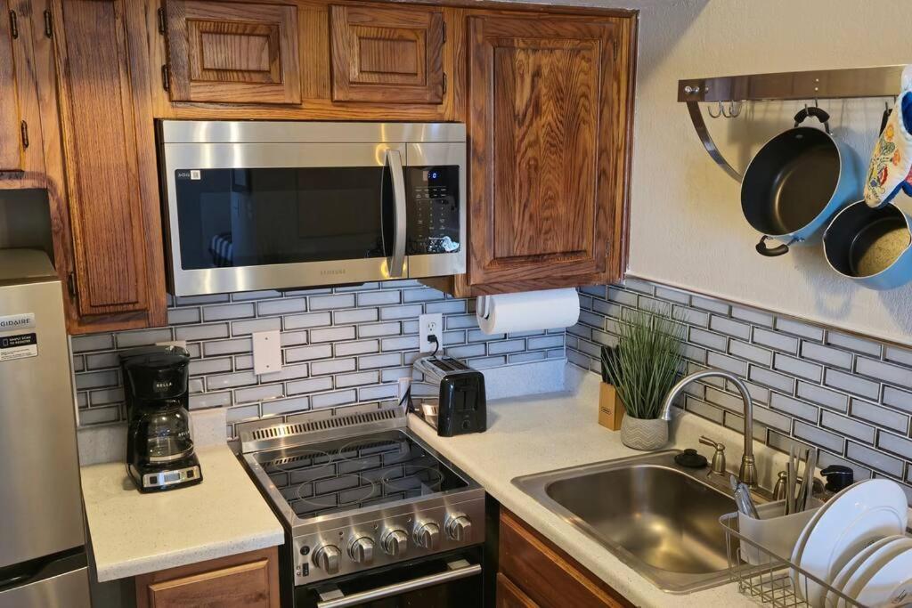 Cozy Updated Cove Of Heaven, 5Mins To Lake Hefner! Oklahoma City Extérieur photo